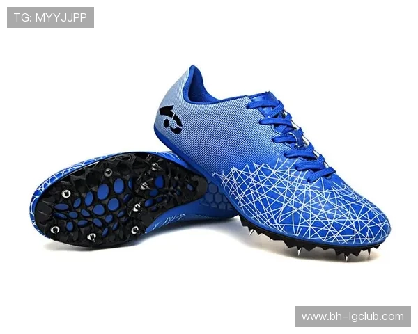 以纯钢钉设计的足球鞋拥有超长钉足,助力球员在极端场地中稳定发挥